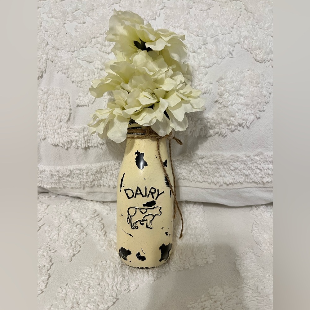 Distressed Dairy Cow Vase W/Flowers